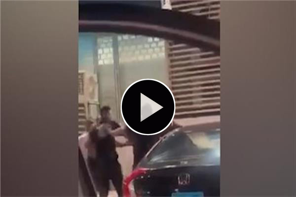 بالفيديو.. "خناقة شوارع" بين ياسر إبراهيم وأحد المشجعين